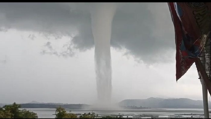 Viral, Angin Puting Beliung Mirip Tornado Muncul di Tengah Waduk Gajah Mungkur Wonogiri