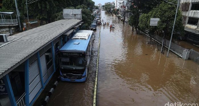 TransJakarta Hentikan Sementara Operasional akibat Banjir