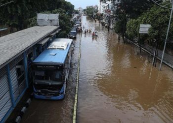 TransJakarta Hentikan Sementara Operasional akibat Banjir