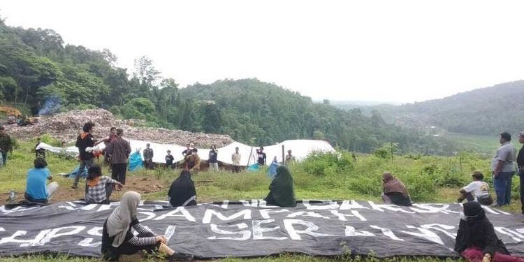 Peringati Hari Peduli Sampah, Mahasiswa Demo di TPA Cilowong