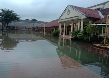 Diguyur Hujan Semalaman, SMAN 4 di Kelurahan Pondok Ranji Tergenang Air Setinggi 50cm