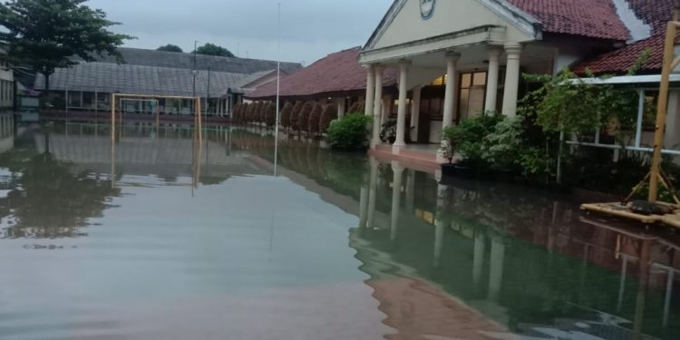 Diguyur Hujan Semalaman, SMAN 4 di Kelurahan Pondok Ranji Tergenang Air Setinggi 50cm