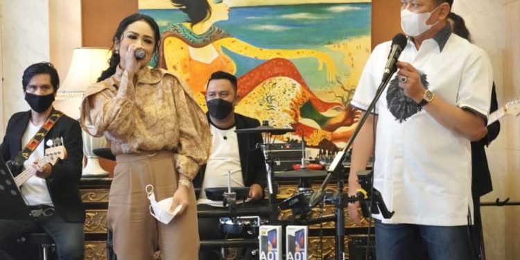 Krisdayanti Ramaikan Acara Give Away Bamsoet Channel