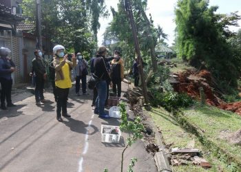 Walikota Tangerang Selatan Tinjau Titik Bencana Banjir dan Longsor