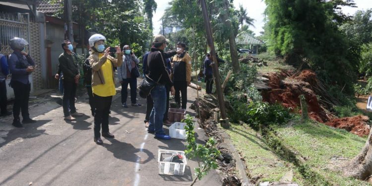 Walikota Tangerang Selatan Tinjau Titik Bencana Banjir dan Longsor