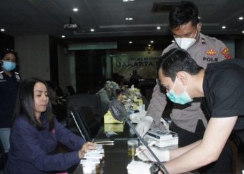 Anggota Polrestro Jakbar Dites Urine, Hasilnya….