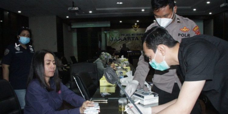 Anggota Polrestro Jakbar Dites Urine, Hasilnya….