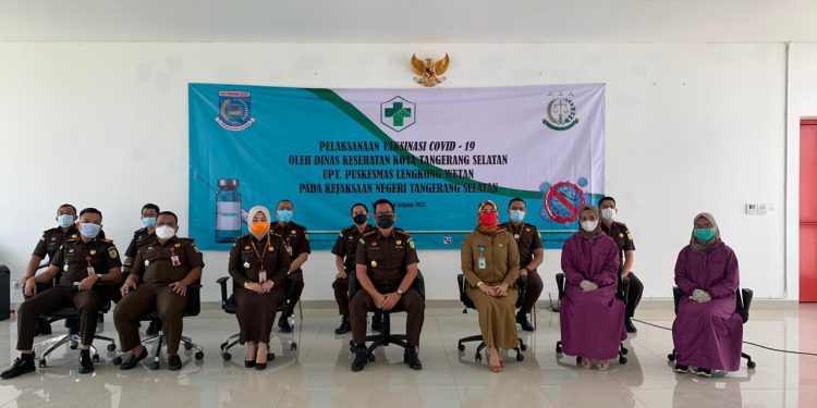 Puluhan Jaksa Kejari Tangsel Divaksin Corona