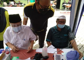 Ratusan Lansia Ikuti Vaksinasi Covid-19 di Puskesmas Pabuaran Tumpeng