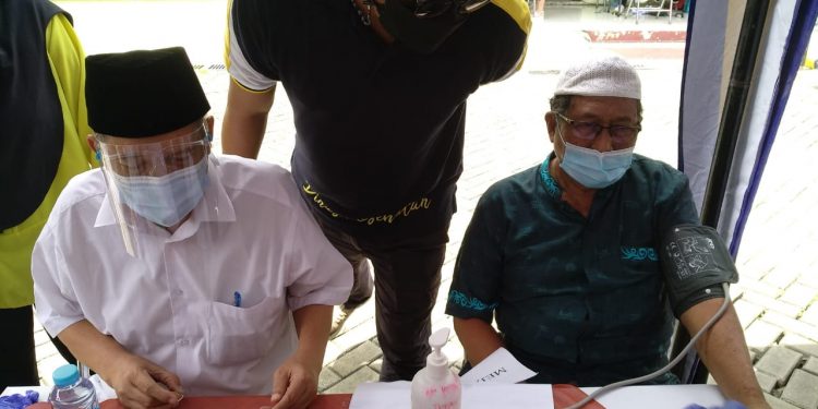 Ratusan Lansia Ikuti Vaksinasi Covid-19 di Puskesmas Pabuaran Tumpeng