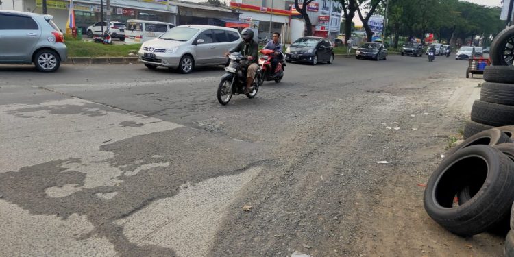 Warga Keluhkan Jalan Exit Tol BSD yang Rusak Parah