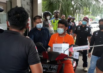 Pembantai Bule Jerman dan Istri Peragakan 32 Adegan Rekonstruksi