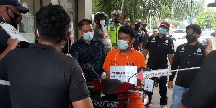 Pembantai Bule Jerman dan Istri Peragakan 32 Adegan Rekonstruksi