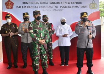 Panglima TNI Bersama Kapolri Tinjau Pelaksanaan Vaksin di Polda Jatim   