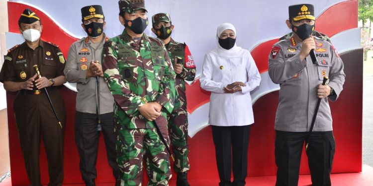 Panglima TNI Bersama Kapolri Tinjau Pelaksanaan Vaksin di Polda Jatim