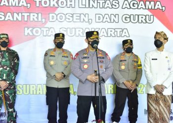 Bersama Walikota Solo, Kapolri Tinjau Vaksinasi  Dosen dan Pemuka Lintas Agama