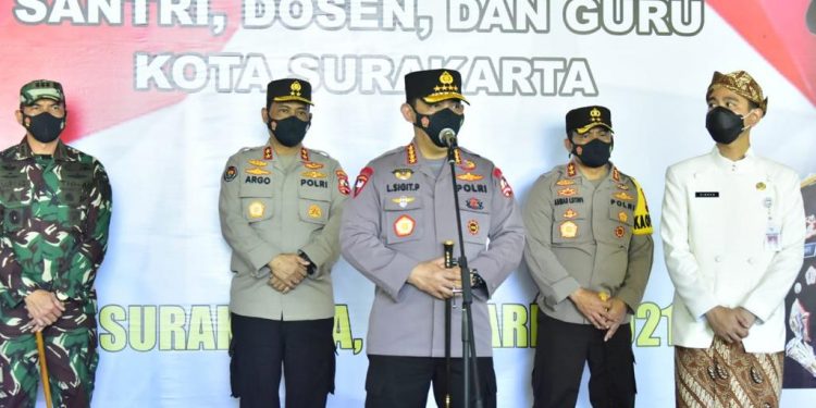 Bersama Walikota Solo, Kapolri Tinjau Vaksinasi Dosen dan Pemuka Lintas Agama