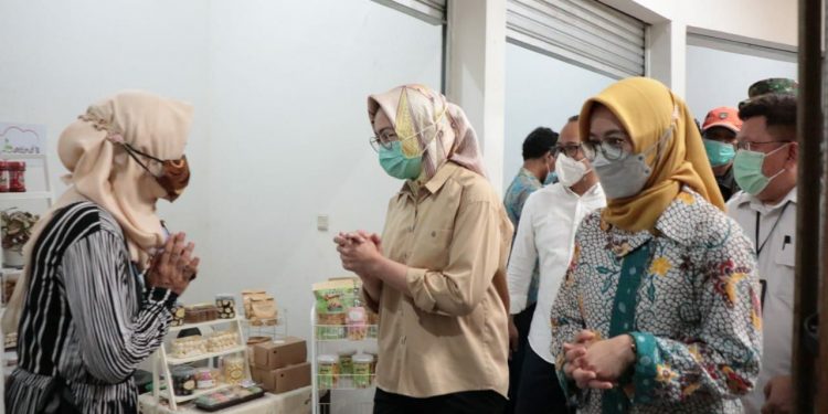 Walikota Tangsel Resmikan Pusat Oleh-Oleh Pasar Gintung