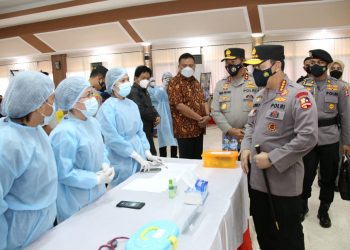 Kapolri Tinjau Vaksinasi Massal di Polda Sulawesi Utara