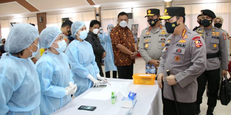 Kapolri Tinjau Vaksinasi Massal di Polda Sulawesi Utara