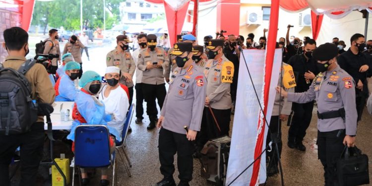 Kapolri Tinjau Vaksinasi dan Donor Plasma Konvalesen di Polda NTT