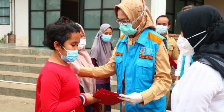 Walikota Tangsel Lepas 65 Pasien Covid-19 dari RLC Ciater