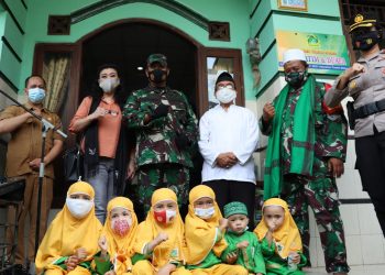 Baksos Peduli Covid-19 Korem Wijayakrama Bagikan Beras di Yayasan Fajar Qolbi