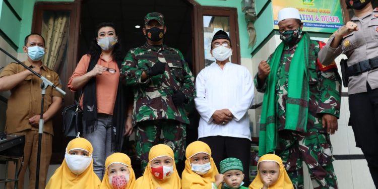 Baksos Peduli Covid-19 Korem Wijayakrama Bagikan Beras di Yayasan Fajar Qolbi