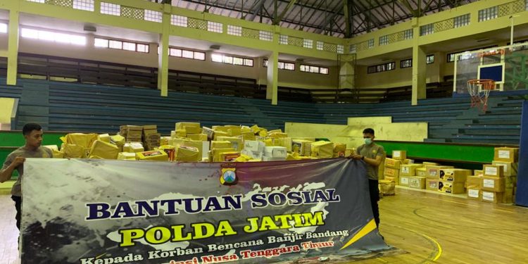 Polda Bali Distribusikan Bantuan Empat Polda Untuk Korban Banjir Bandang NTT