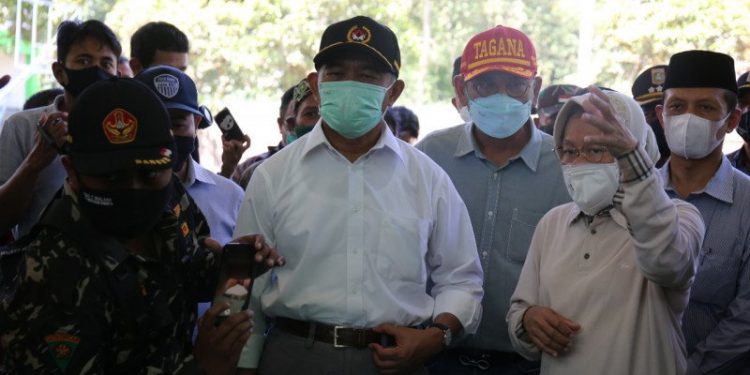 Risma Serahkan Santunan Untuk Delapan Ahli Waris Korban Gempa Bumi Malang