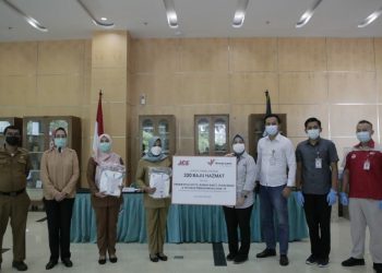 Pemkot Tangsel Terima Ratusan Baju Hazmat dari CSR Ace Hardware