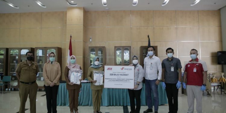 Pemkot Tangsel Terima Ratusan Baju Hazmat dari CSR Ace Hardware