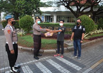 Polresta Bandara Soetta Bagikan Takjil di Masjid At Taqwa