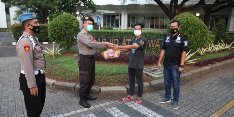 Polresta Bandara Soetta Bagikan Takjil di Masjid At Taqwa