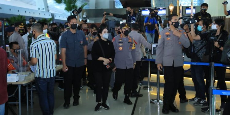 Tinjau Arus Mudik di Bandara Soetta, Kapolri Minta Perketat Pengawasan Warga dari Luar Negeri