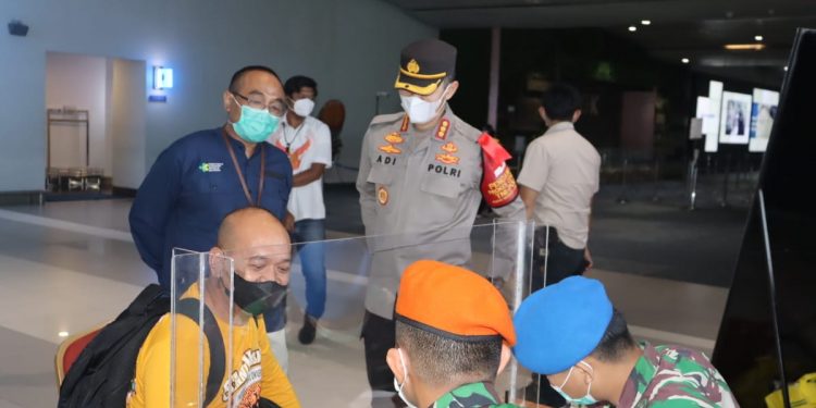 Penumpang di Terminal Kedatangan Bandara Soekarno-Hatta Dites Antigen