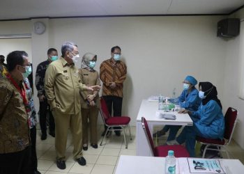 Benyamin Tinjau Vaksinasi Gotong Royong Pekerja PT. Indah Kiat