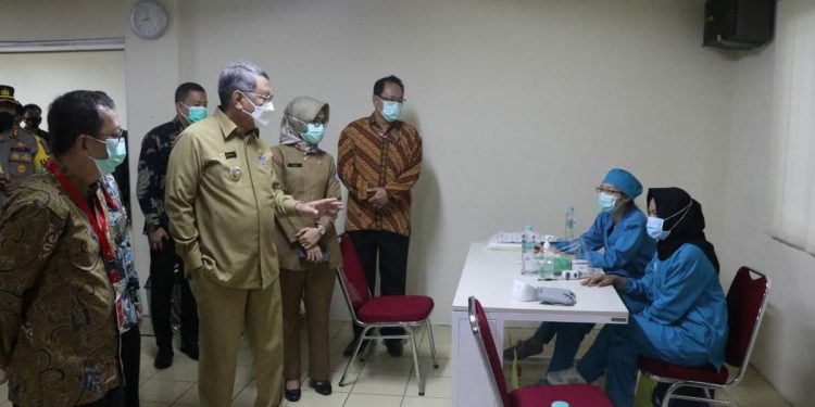 Benyamin Tinjau Vaksinasi Gotong Royong Pekerja PT. Indah Kiat