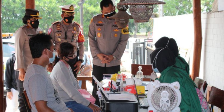 Kapolsek Neglasari Dampingi Tim Asistensi Polrestro Tangerang Kota Tinjau Posko Swab Antigen