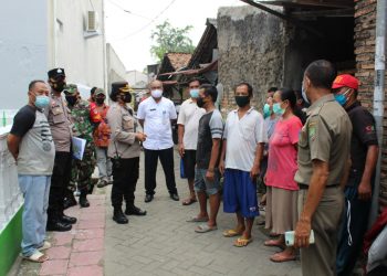 Sosialisasikan Tes Swab Bagi Pemudik, Polsek Neglasari Pasang Stiker Imbauan