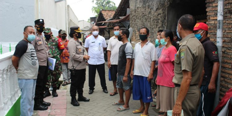 Sosialisasikan Tes Swab Bagi Pemudik, Polsek Neglasari Pasang Stiker Imbauan