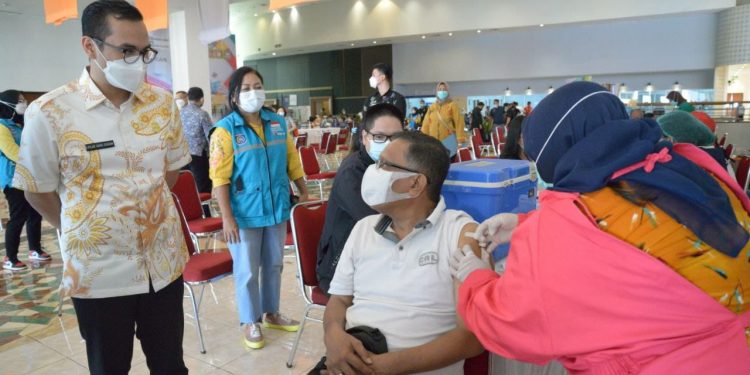 Pilar Meninjau Vaksinasi Tahap Kedua di Teras Kota