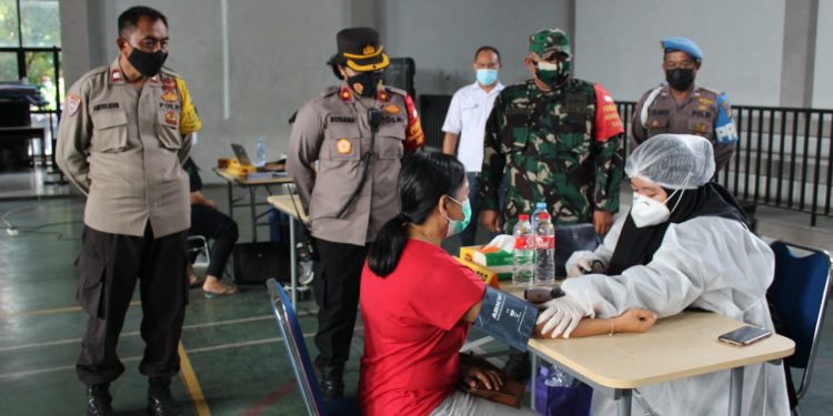 Jelang HUT Bhayangkara ke-75, Polsek Neglasari Gelar Vaksinasi Covid-19