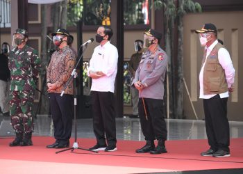Presiden Jokowi Tinjau Vaksinasi Massal Jelang HUT Bhayangkara ke-75