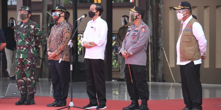 Presiden Jokowi Tinjau Vaksinasi Massal Jelang HUT Bhayangkara ke-75