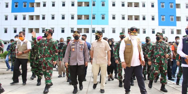 Panglima TNI bersama Kapolri Tinjau Rusun Nagrak dan PPKM di Semper Barat
