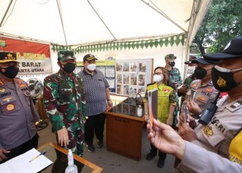 Tangani Covid-19, Mabes Polri Cetak Buku Panduan