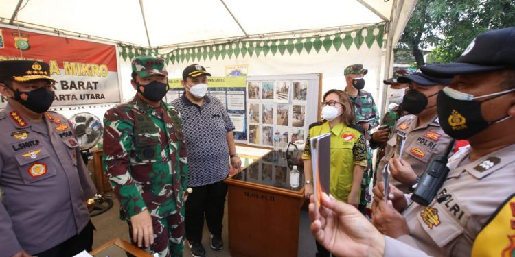 Tangani Covid-19, Mabes Polri Cetak Buku Panduan