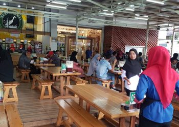 Waduh, Ibu Ini Nekat “Menantang” Corona, Makan di Resto tanpa Prokes