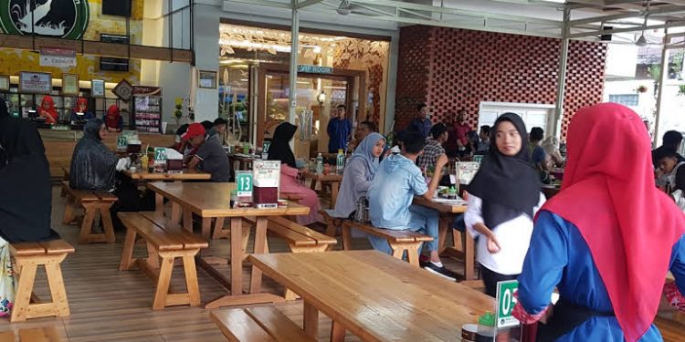 Waduh, Ibu Ini Nekat “Menantang” Corona, Makan di Resto tanpa Prokes